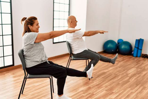 Un movimiento simple puede fortalecer las piernas para prevenir caídas y se relaciona con mayor longevidad
