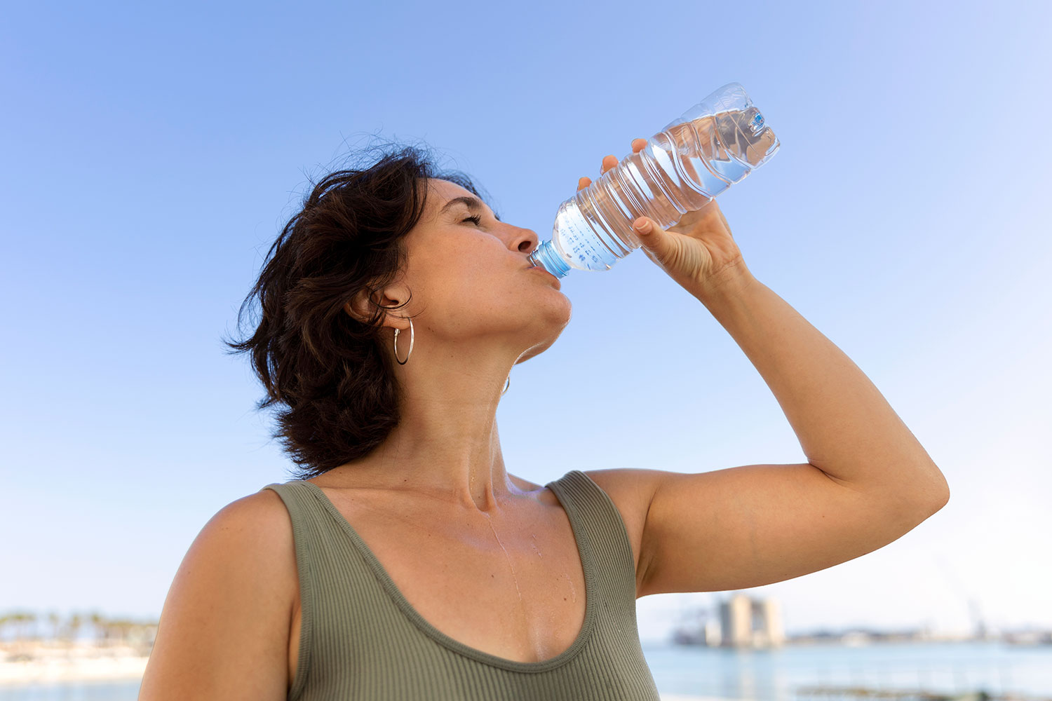 Adiós a los dos litros de agua al día: cuánto debes beber, según un estudio