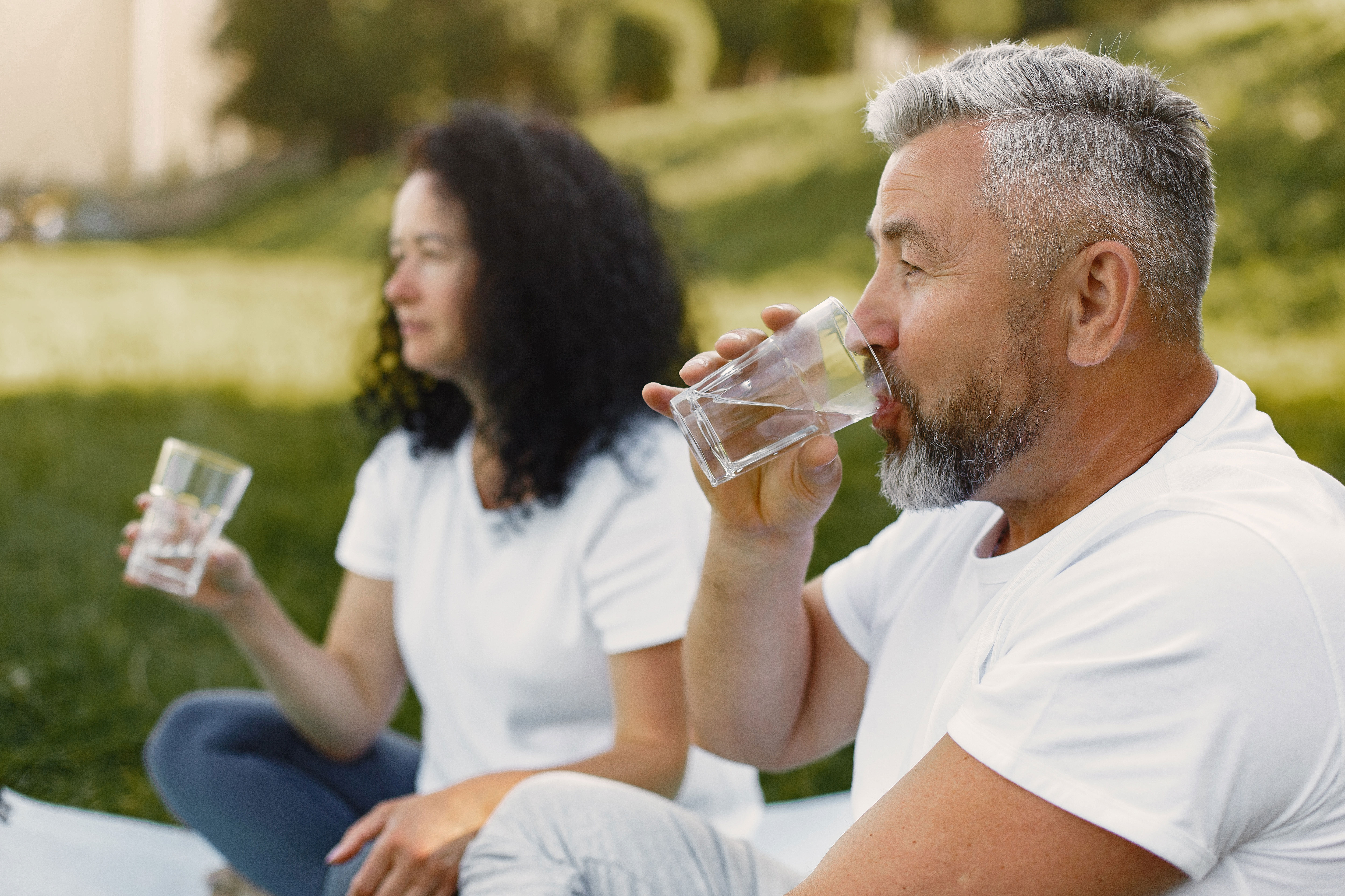 Ni dos litros, ni ocho vasos: cuánta agua debemos beber al día, según la ciencia